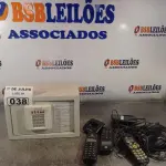 LOTE 038 - 01 COFRE E 02 APARELHOS DE TELEFONE SEM FIO. (NO ESTADO, LEILÃO NÃO TEM GARANTIA E NEM DEVOLUÇÃO, SUJEITO A POSSÍVEIS AVARIAS VISÍVEIS/OCULTAS E/OU AUSÊNCIA DE COMPONENTES).
