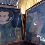 LOTE 417 - 02 QUADROS DE SIMON BOLÍVAR. (NO ESTADO, LEILÃO NÃO TEM GARANTIA E NEM DEVOLUÇÃO, SUJEITO A POSSÍVEIS AVARIAS VISÍVEIS/OCULTAS E/OU AUSÊNCIA DE COMPONENTES).