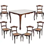 LOTE 176 - 01 MESA COM 6 CADEIRAS EM JACARANDA, COM TAMPO DE MÁRMORE BRANCO. CADEIRAS ASSENTOS EM PALHINHA PÉS DE CACHIMBO. 6 CADEIRAS TAMPO MESA 170 CM COMP X 75 CM ALT X 95 LARG. (NO ESTADO)