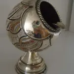 LOTE 170 - 01 ANTIGO CINZEIRO ANOS 60 EM METAL 13CM. (NO ESTADO)
