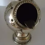 LOTE 170 - 01 ANTIGO CINZEIRO ANOS 60 EM METAL 13CM. (NO ESTADO)