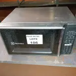LOTE 106 - MICROONDAS ELECTROLUX (NO ESTADO SEM GARANTIA DE FUNCIONAMENTO, SUJEITO A POSSÍVEIS AVARIAS VISÍVEIS/OCULTAS E/OU AUSÊNCIA DE COMPONENTES)