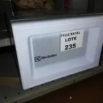 LOTE 235 - FORNO MICROONDAS ELECTROLUX (NO ESTADO SEM GARANTIA DE FUNCIONAMENTO, SUJEITO A POSSÍVEIS AVARIAS VISÍVEIS/OCULTAS E/OU AUSÊNCIA DE COMPONENTES)
