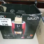 LOTE 136 - MÁQUINA DE CAFÉ TRES TOUCH 220 VOLTS VERMELHA (NO ESTADO SEM GARANTIA DE FUNCIONAMENTO, SUJEITO A POSSÍVEIS AVARIAS VISÍVEIS/OCULTAS E/OU AUSÊNCIA DE COMPONENTES)