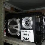 LOTE 244 - 3 CAIXAS DE SOM (NO ESTADO SEM GARANTIA DE FUNCIONAMENTO, SUJEITO A POSSÍVEIS AVARIAS VISÍVEIS/OCULTAS E/OU AUSÊNCIA DE COMPONENTES)