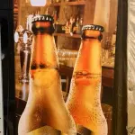 LOTE 001 - CERVEJEIRA ESMALTEC 300L ADESIVADA DISPLAY TOUCH FROST FREE CV300R 220V NOVA (NO ESTADO)