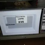 LOTE 235 - FORNO MICROONDAS ELECTROLUX (NO ESTADO SEM GARANTIA DE FUNCIONAMENTO, SUJEITO A POSSÍVEIS AVARIAS VISÍVEIS/OCULTAS E/OU AUSÊNCIA DE COMPONENTES)