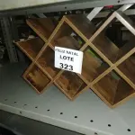 LOTE 323 - SUPORTE RACK COLMEIA MADEIRA RUSTICO P/ 10 GARRAFAS VINHO (NO ESTADO SEM GARANTIA DE FUNCIONAMENTO, SUJEITO A POSSÍVEIS AVARIAS VISÍVEIS/OCULTAS E/OU AUSÊNCIA DE COMPONENTES)
