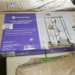 LOTE 348 - CLOSET COM PRATELEIRAS EM BAMBU E METAL MODERNO (NO ESTADO SEM GARANTIA DE FUNCIONAMENTO, SUJEITO A POSSÍVEIS AVARIAS VISÍVEIS/OCULTAS E/OU AUSÊNCIA DE COMPONENTES)