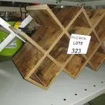 LOTE 323 - SUPORTE RACK COLMEIA MADEIRA RUSTICO P/ 10 GARRAFAS VINHO (NO ESTADO SEM GARANTIA DE FUNCIONAMENTO, SUJEITO A POSSÍVEIS AVARIAS VISÍVEIS/OCULTAS E/OU AUSÊNCIA DE COMPONENTES)