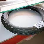 LOTE 376 - PNEU MOTO CROSS TRILHA 90/90-18 (NO ESTADO SEM GARANTIA DE FUNCIONAMENTO, SUJEITO A POSSÍVEIS AVARIAS VISÍVEIS/OCULTAS E/OU AUSÊNCIA DE COMPONENTES)