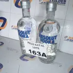 LOTE 163 - 2 VODKAS DESTILADA ABSOLUT GARRAFA 750ML (NO ESTADO SEM GARANTIA DE FUNCIONAMENTO, SUJEITO A POSSÍVEIS AVARIAS VISÍVEIS/OCULTAS E/OU AUSÊNCIA DE COMPONENTES)