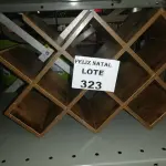 LOTE 323 - SUPORTE RACK COLMEIA MADEIRA RUSTICO P/ 10 GARRAFAS VINHO (NO ESTADO SEM GARANTIA DE FUNCIONAMENTO, SUJEITO A POSSÍVEIS AVARIAS VISÍVEIS/OCULTAS E/OU AUSÊNCIA DE COMPONENTES)