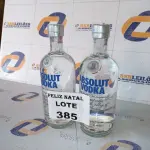 LOTE 385 - 2 VODKAS DESTILADA ABSOLUT GARRAFA 750ML (NO ESTADO SEM GARANTIA DE FUNCIONAMENTO, SUJEITO A POSSÍVEIS AVARIAS VISÍVEIS/OCULTAS E/OU AUSÊNCIA DE COMPONENTES)