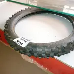 LOTE 376 - PNEU MOTO CROSS TRILHA 90/90-18 (NO ESTADO SEM GARANTIA DE FUNCIONAMENTO, SUJEITO A POSSÍVEIS AVARIAS VISÍVEIS/OCULTAS E/OU AUSÊNCIA DE COMPONENTES)