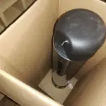 LOTE 298 - DISPENSER PARA ÁLCOOL GEL COM PEDAL (NO ESTADO SEM GARANTIA DE FUNCIONAMENTO, SUJEITO A POSSÍVEIS AVARIAS VISÍVEIS/OCULTAS E/OU AUSÊNCIA DE COMPONENTES)