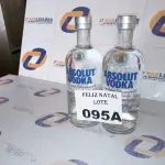 LOTE 095 - 2 VODKAS DESTILADA ABSOLUT GARRAFA 750ML (NO ESTADO SEM GARANTIA DE FUNCIONAMENTO, SUJEITO A POSSÍVEIS AVARIAS VISÍVEIS/OCULTAS E/OU AUSÊNCIA DE COMPONENTES)
