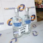LOTE 385 - 2 VODKAS DESTILADA ABSOLUT GARRAFA 750ML (NO ESTADO SEM GARANTIA DE FUNCIONAMENTO, SUJEITO A POSSÍVEIS AVARIAS VISÍVEIS/OCULTAS E/OU AUSÊNCIA DE COMPONENTES)