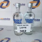 LOTE 382 - 2 VODKAS DESTILADA ABSOLUT GARRAFA 750ML (NO ESTADO SEM GARANTIA DE FUNCIONAMENTO, SUJEITO A POSSÍVEIS AVARIAS VISÍVEIS/OCULTAS E/OU AUSÊNCIA DE COMPONENTES)
