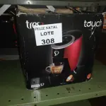 LOTE 308 - MÁQUINA DE CAFÉ TRES TOUCH 220 VOLTS VERMELHA (NO ESTADO SEM GARANTIA DE FUNCIONAMENTO, SUJEITO A POSSÍVEIS AVARIAS VISÍVEIS/OCULTAS E/OU AUSÊNCIA DE COMPONENTES)