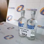 LOTE 382 - 2 VODKAS DESTILADA ABSOLUT GARRAFA 750ML (NO ESTADO SEM GARANTIA DE FUNCIONAMENTO, SUJEITO A POSSÍVEIS AVARIAS VISÍVEIS/OCULTAS E/OU AUSÊNCIA DE COMPONENTES)