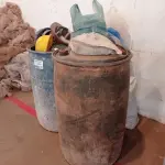 LOTE 013 - 01-LOTE C/CAPACETES PARA OBRA , CONTOS DE SEGURANÇA ,FITAS E 02-TAMBORES PLÁSTICOS (NO ESTADO)