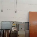 LOTE 003 - 01-PORTA EM MADEIRA ,09 CAIXAS DE FERRO PARA ELÉTRICA ,02-JANELAS PARA BANHEIRO ,01-CHAPA EM ZINCO(NO ESTADO)