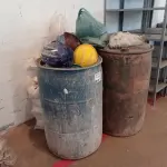 LOTE 013 - 01-LOTE C/CAPACETES PARA OBRA , CONTOS DE SEGURANÇA ,FITAS E 02-TAMBORES PLÁSTICOS (NO ESTADO)