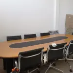 LOTE 076 - 01-MESA PARA REUNIÃO C/08-CADEIRA GIRATÓRIAS C/BASE EM ALUMÍNIO (NO ESTADO)