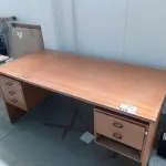 LOTE 079 - 01 MESA PARA ESCRITÓRIO C/ GAVETAS (NO ESTADO)