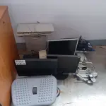 LOTE 110 - 03-MONITORES,03-ESTABILIZADORES, 03- TECLADOS, 01-FRAGMENTADORA (NO ESTADO)