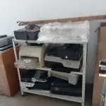 LOTE 082 - 01-ESTANTE EM FERRO , 04-IMPRESSORAS DIVERSAS, 01-MÁQUINA PARA ESCREVER (NO ESTADO)