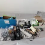 LOTE 080 - 01-LOTE C/CALCULADORA, TELEFONES, CONECTORES PARA FITAS DE LEDS, CABOS , CARREGADORES, RÁDIOS, CELULARES ANTIGOS (NO ESTADO)