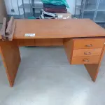 LOTE 090 - 01 MESA EM MADEIRA PARA ESCRITÓRIO (NO ESTADO)