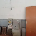 LOTE 003 - 01-PORTA EM MADEIRA ,09 CAIXAS DE FERRO PARA ELÉTRICA ,02-JANELAS PARA BANHEIRO ,01-CHAPA EM ZINCO(NO ESTADO)