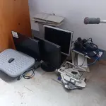 LOTE 110 - 03-MONITORES,03-ESTABILIZADORES, 03- TECLADOS, 01-FRAGMENTADORA (NO ESTADO)