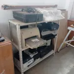 LOTE 082 - 01-ESTANTE EM FERRO , 04-IMPRESSORAS DIVERSAS, 01-MÁQUINA PARA ESCREVER (NO ESTADO)