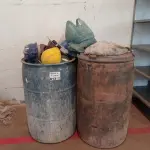 LOTE 013 - 01-LOTE C/CAPACETES PARA OBRA , CONTOS DE SEGURANÇA ,FITAS E 02-TAMBORES PLÁSTICOS (NO ESTADO)