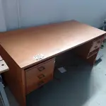 LOTE 079 - 01 MESA PARA ESCRITÓRIO C/ GAVETAS (NO ESTADO)
