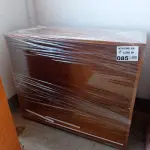 LOTE 085 - 01- ARMÁRIO EM MADEIRA C/ PRATELEIRAS (NO ESTADO)