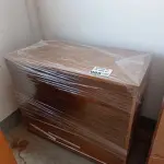 LOTE 085 - 01- ARMÁRIO EM MADEIRA C/ PRATELEIRAS (NO ESTADO)