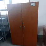 LOTE 098 - 01- ARMÁRIO EM MADEIRA 02-PORTAS (NO ESTADO)