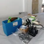 LOTE 080 - 01-LOTE C/CALCULADORA, TELEFONES, CONECTORES PARA FITAS DE LEDS, CABOS , CARREGADORES, RÁDIOS, CELULARES ANTIGOS (NO ESTADO)
