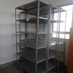 LOTE 100 - 04-ESTANTES EM FERRO C/05-PRATELEIRAS (NO ESTADO)