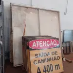 LOTE 007 - 02-PORTÕES DE FERRO 2M X2M E 12-PAINEIS DE AVISO(NO ESTADO)