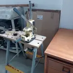 LOTE 081 - 01-CAVALETE EM MADEIRA , 01-SUPORTE PARA FURADEIRA 01-BANCADA PARA FERRAMENTAS (NO ESTADO)
