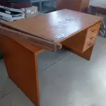 LOTE 090 - 01 MESA EM MADEIRA PARA ESCRITÓRIO (NO ESTADO)
