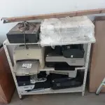 LOTE 082 - 01-ESTANTE EM FERRO , 04-IMPRESSORAS DIVERSAS, 01-MÁQUINA PARA ESCREVER (NO ESTADO)