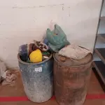 LOTE 013 - 01-LOTE C/CAPACETES PARA OBRA , CONTOS DE SEGURANÇA ,FITAS E 02-TAMBORES PLÁSTICOS (NO ESTADO)