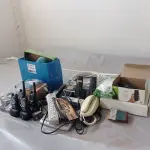 LOTE 080 - 01-LOTE C/CALCULADORA, TELEFONES, CONECTORES PARA FITAS DE LEDS, CABOS , CARREGADORES, RÁDIOS, CELULARES ANTIGOS (NO ESTADO)